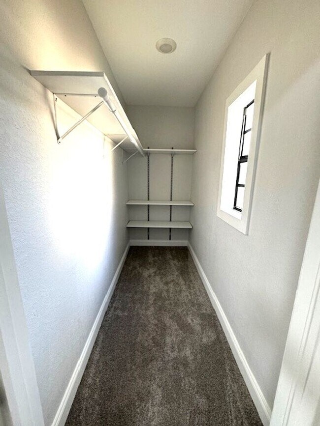 Building Photo - Beautiful 2/2 Bungalow in River Heights!