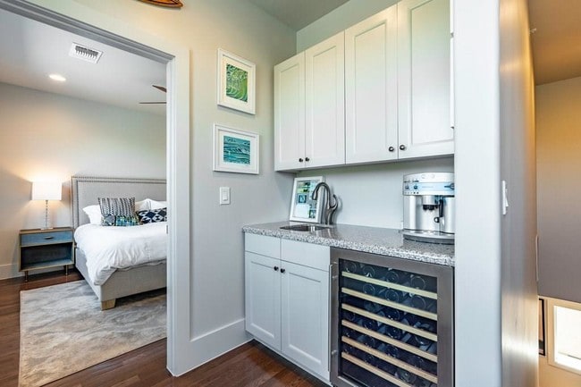 Building Photo - 206 E Live Oak St