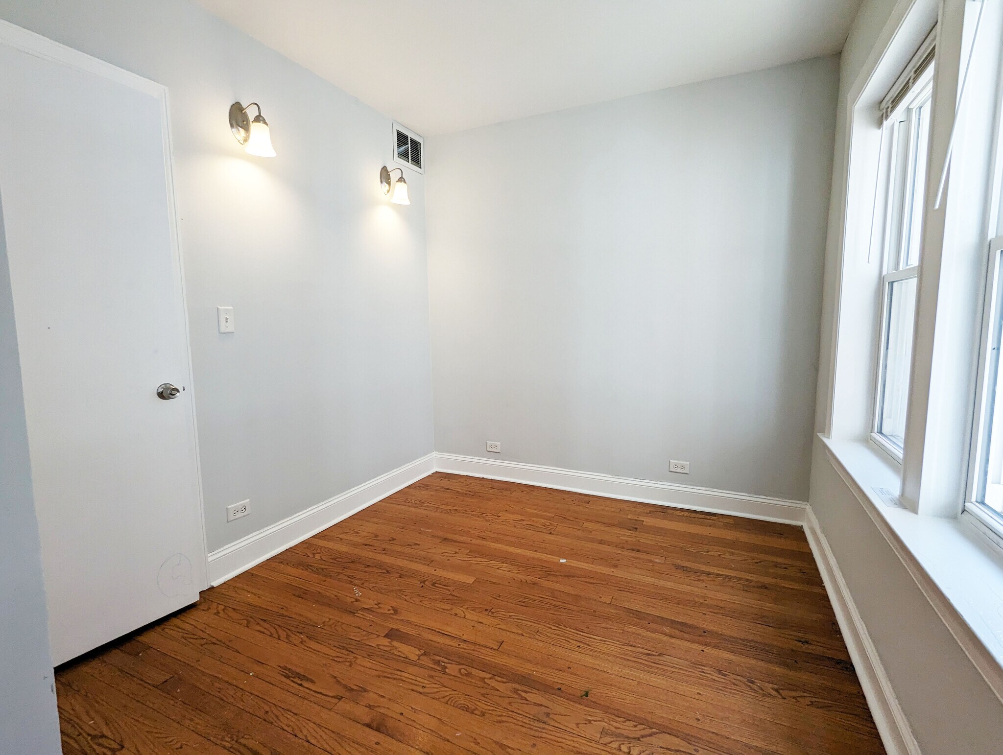 Building Photo - 5029 N Harding Ave