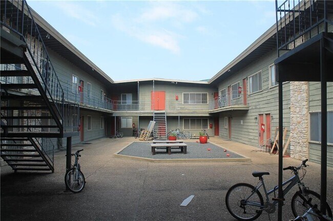 Building Photo - 2408 Longview St