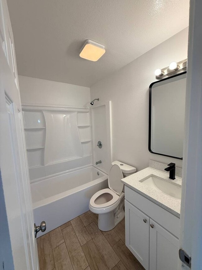 Building Photo - Easy Living Starts Here: 3BR Lakeland Rental