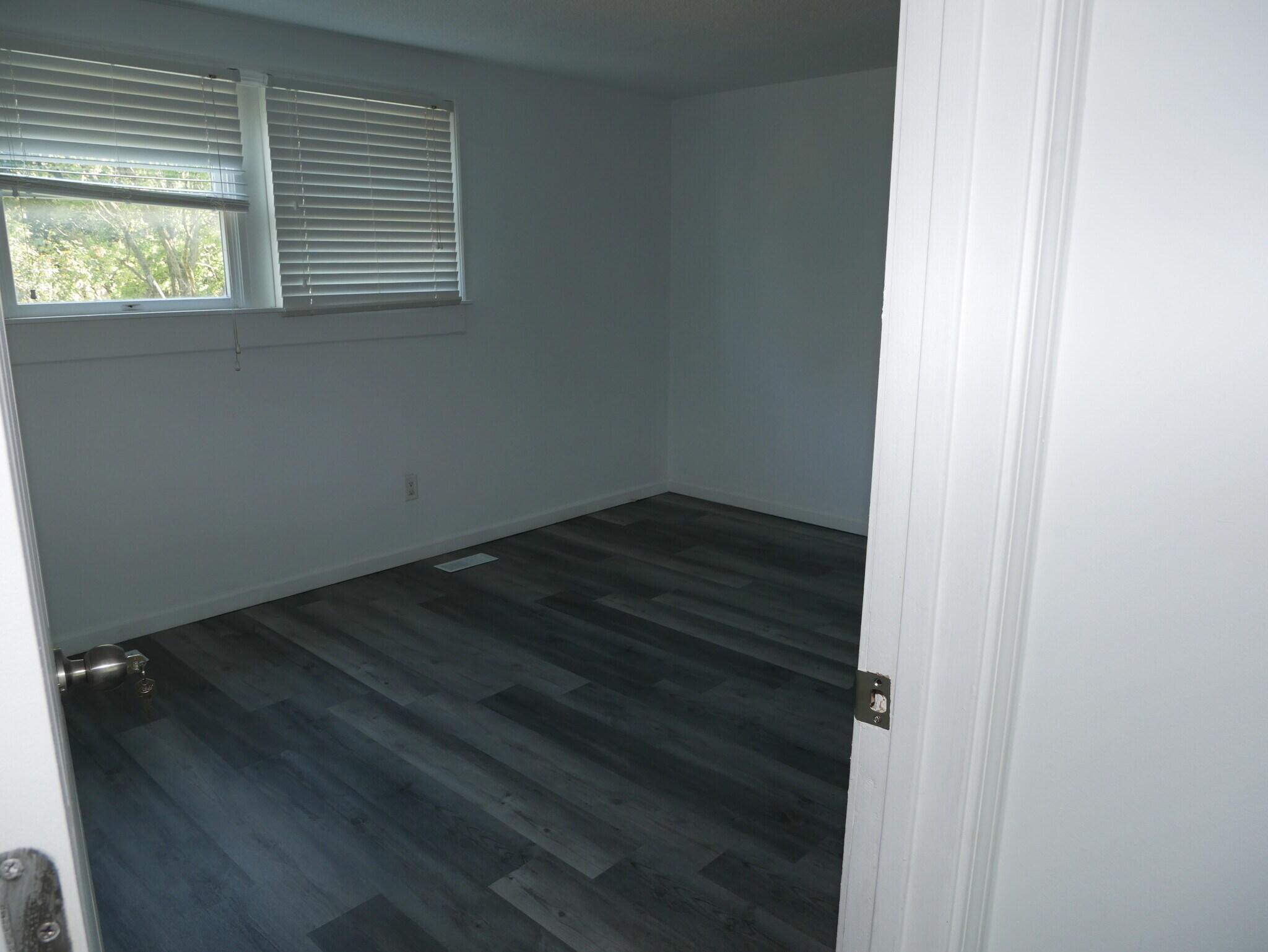 Building Photo - 8945 Mariposa Dr