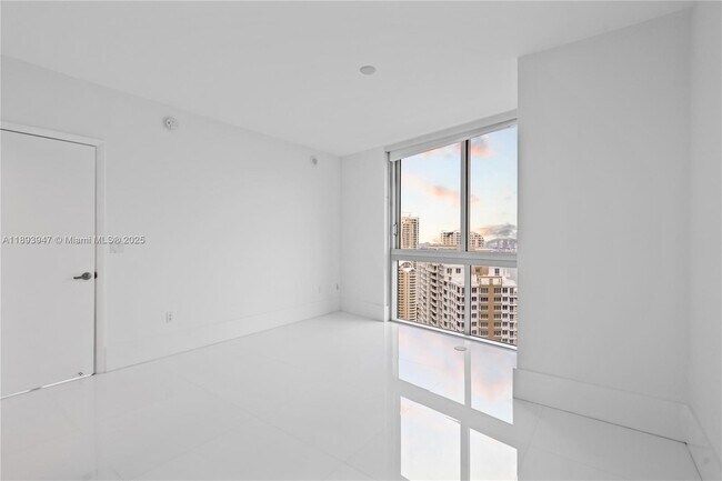 Building Photo - 495 Brickell Ave