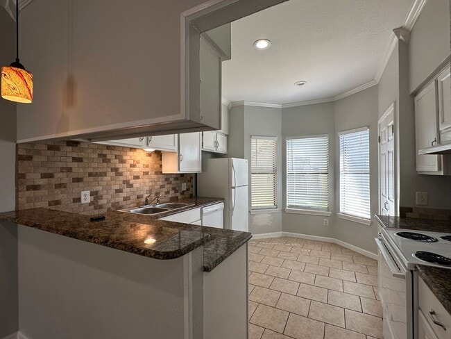 Building Photo - TOWNHOME WITH WATER INCLUDED AND TWO CAR GARAGE