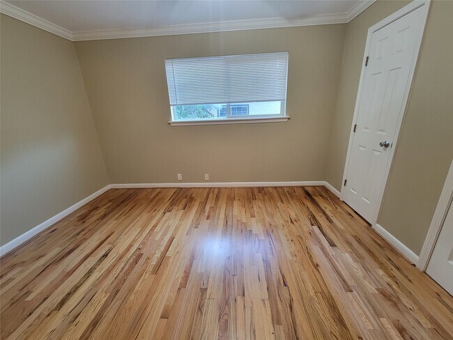 Building Photo - 1530 Heights Blvd