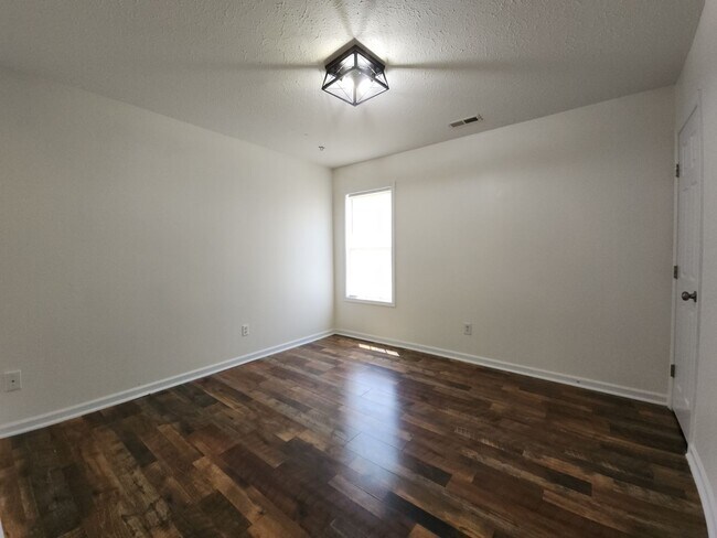 Building Photo - 205 Ashcroft Dr