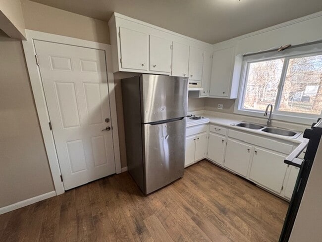 Building Photo - Super Clean 3BR with Hardwood, Large Closets & Garage