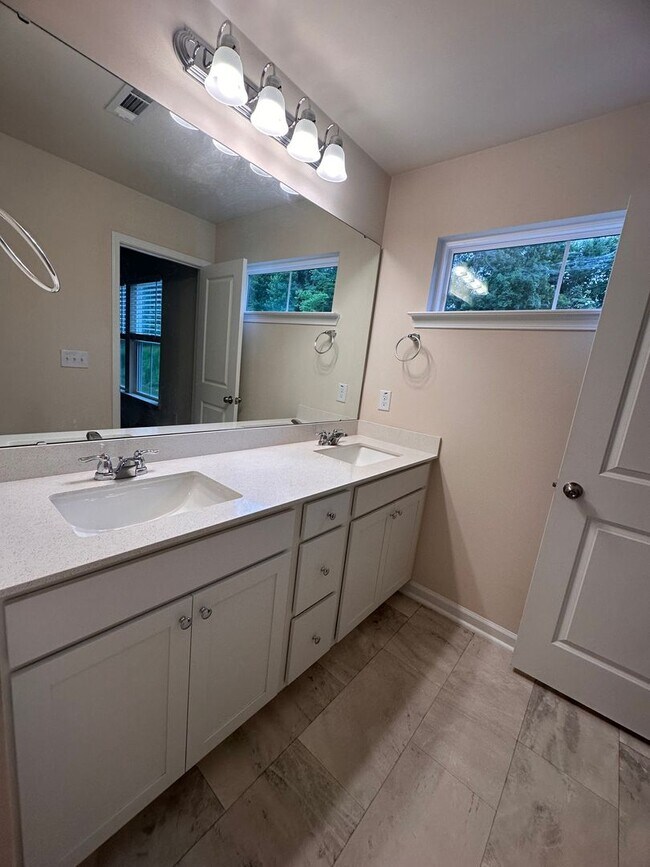 Building Photo - 3BR 2.5BA Townhome in High Point