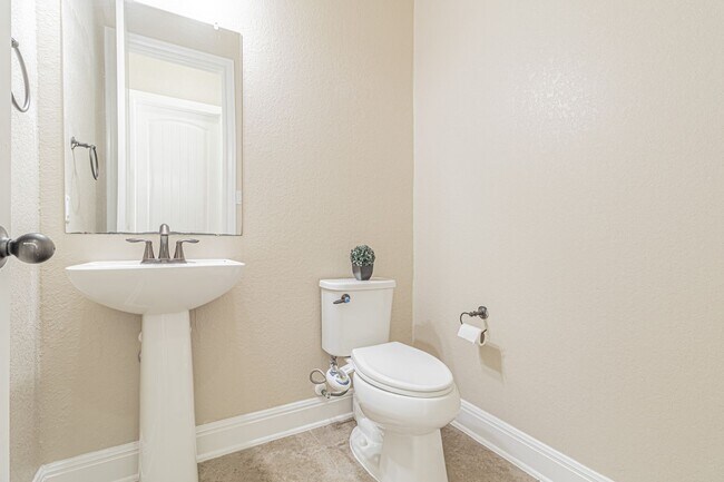 Building Photo - GORGEOUS 4 BED / 2 BATH HOUSE FOR RENT!