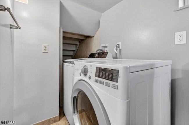 Building Photo - 2096 Lentz Ave