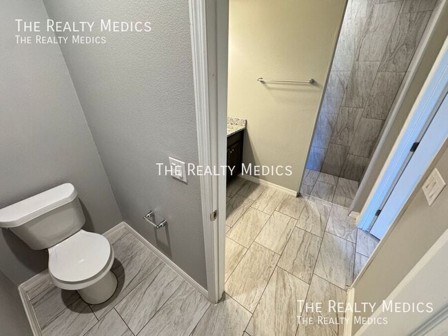 Building Photo - 2570 SE Rayburn Ave