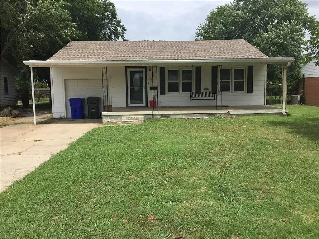 Lovely home with large covered patio - 209 W Haddock St