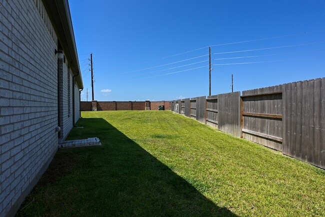Building Photo - 3057 Pensacola Dr