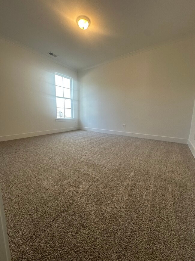 Building Photo - 1541 Lake Dr