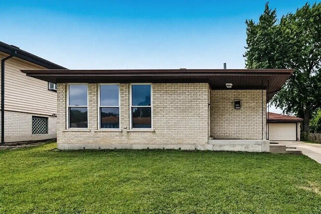 Building Photo - 16460 Roy St