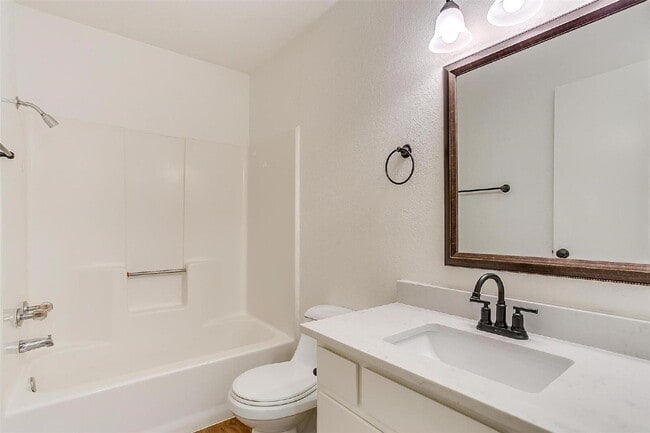 Building Photo - 2 Bed Duplex in Fairmount!