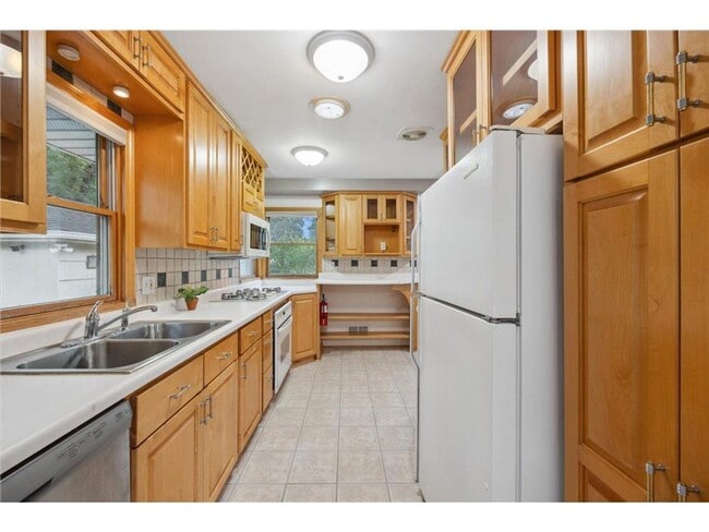 Building Photo - 4 Bed - 2 Bath Brooklyn Park Home with Lar...