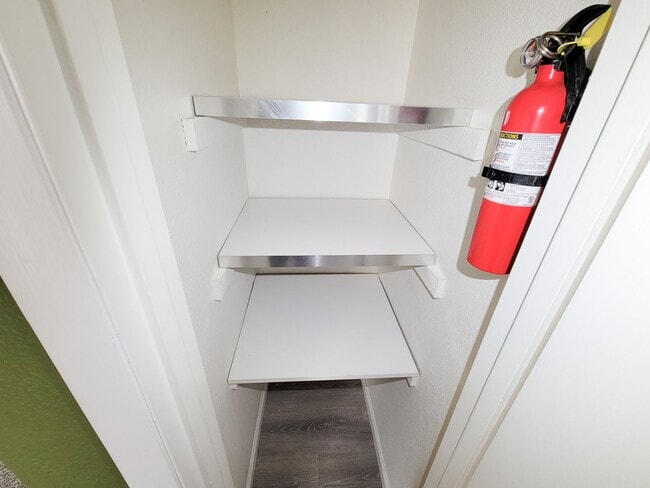 Building Photo - Completely renovated in the heart of Montrose. Spacious 1 bedroom 1 bath condo, upstairs corner u...