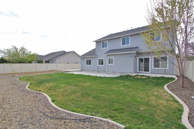 Building Photo - Spacious Home in Quiet Neighborhood
