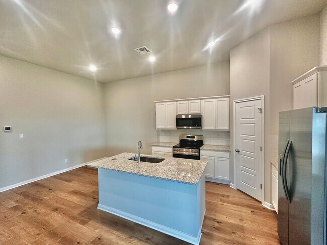 Building Photo - Luxury 3-Bed, 2-Bath Duplex in Buda!