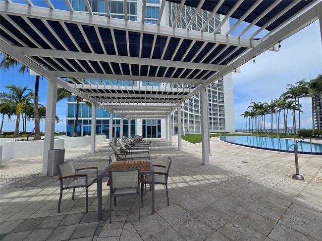 Building Photo - 601 NE 36th St