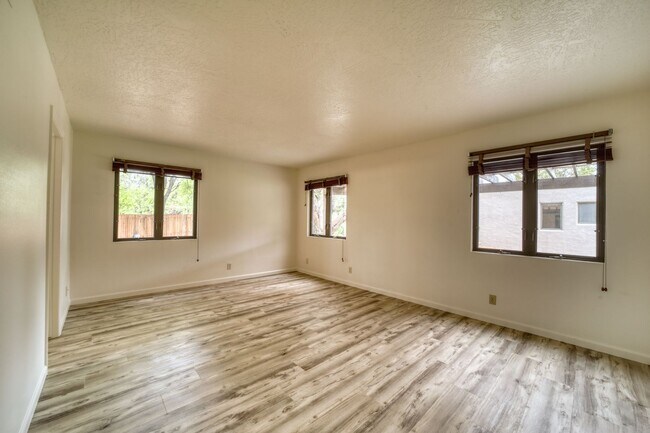 Building Photo - Beauty on Bowstring Drive