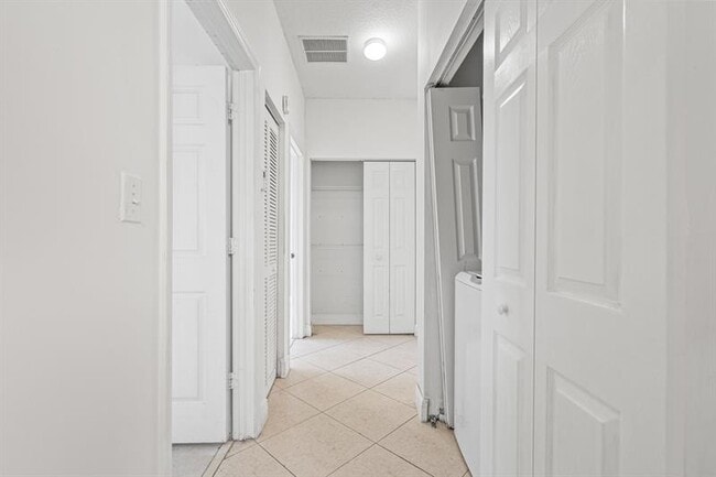 Building Photo - 2552 NE 41st Ave