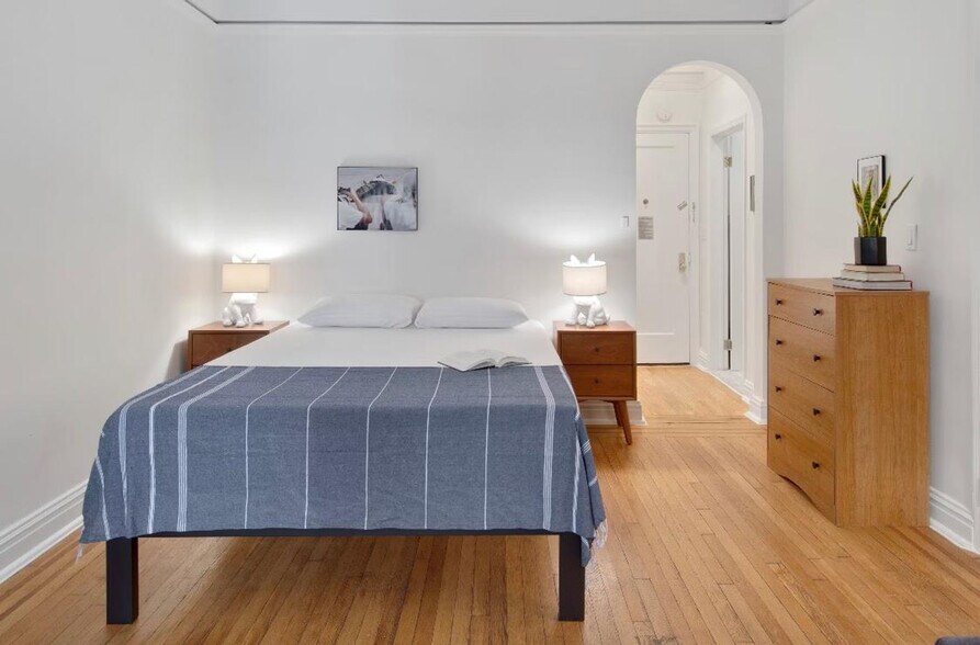 Building Photo - 230 E 10th St