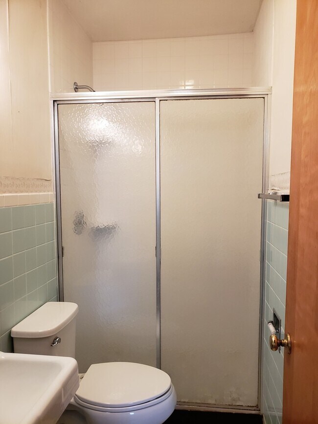 Building Photo - 3 bedroom, 2 bath Home: Available July 2026!