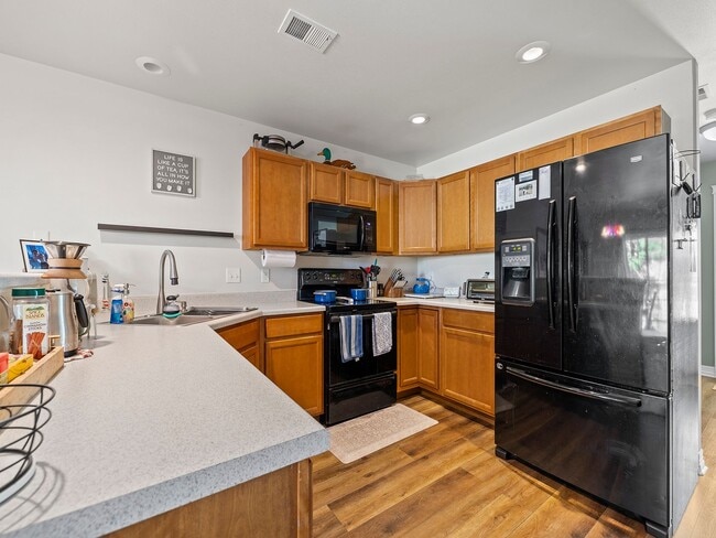 Building Photo - Spacious 3 Bed 2.5 Bath in Cheyenne Availa...