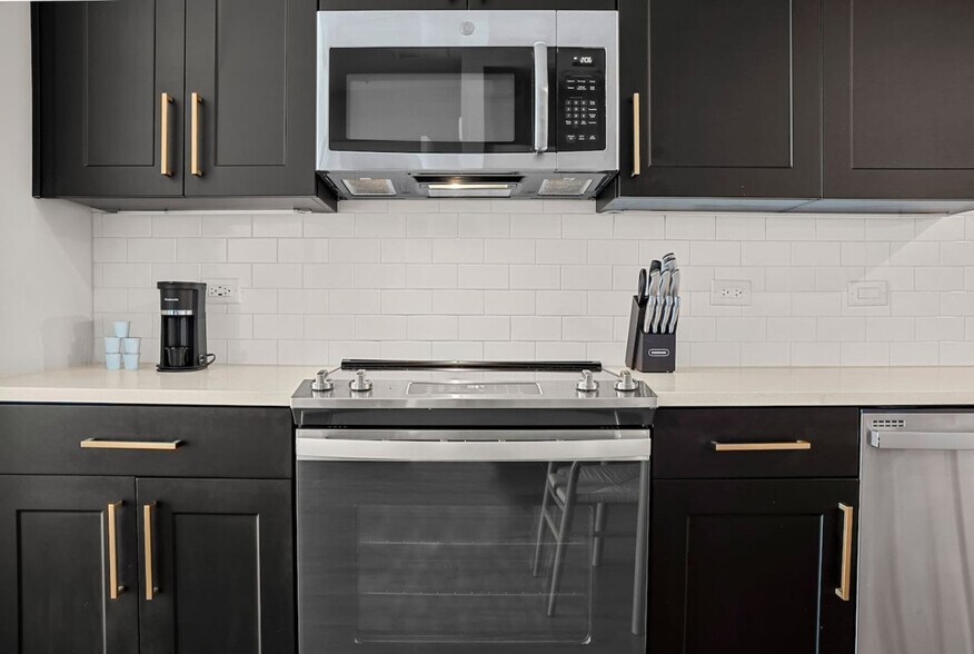 Building Photo - 207 N Himes Ave