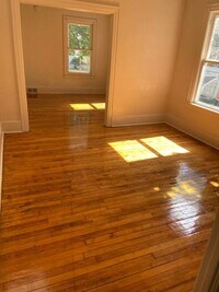 Building Photo - 913-915 Springate St, 1st Fl