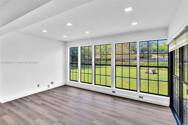 Building Photo - 418 S 57th Way