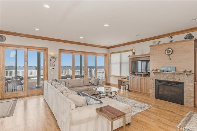 Building Photo - 672 Dune Rd
