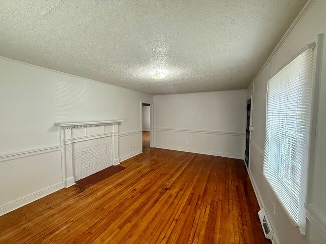 Building Photo - Two bedroom, 1 bath house in Burlington