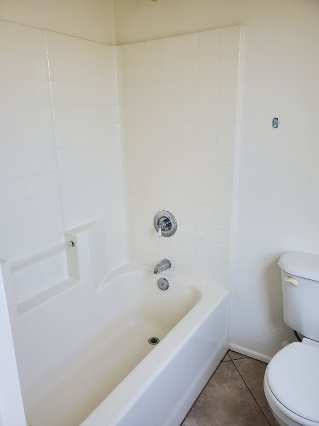 Upstairs full bath - 6615 N 28th Dr