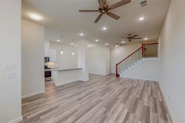 Building Photo - 4 Bed and 2.5 Bath Luxurious Townhome in Frisco!