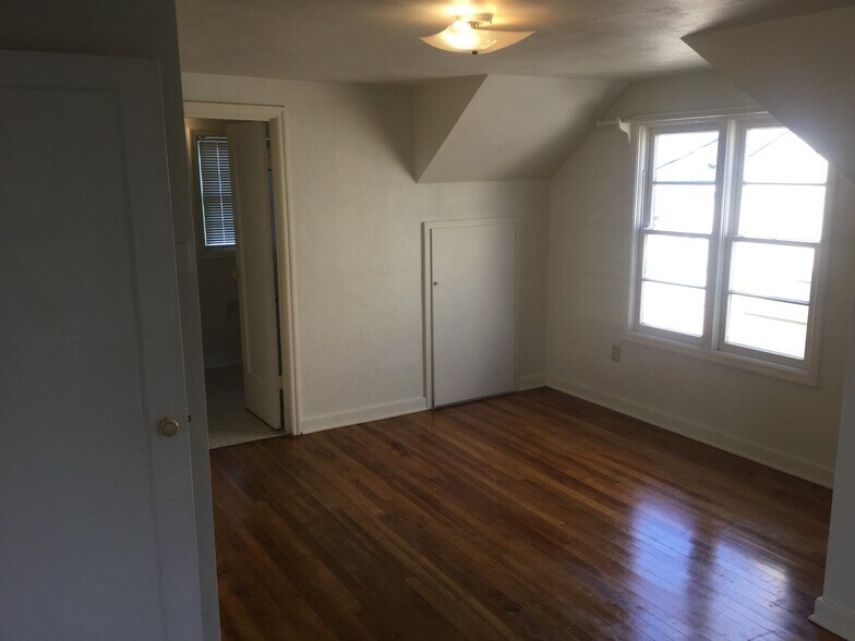 Building Photo - 1010 E 2nd St