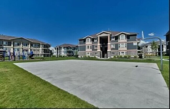 Building Photo - Great 3 Bed 2 Bath Sandy Condo!!