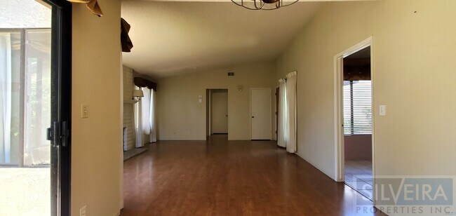 Building Photo - Cozy 2 bedroom 2 Bath home near Stowell and Broadway!