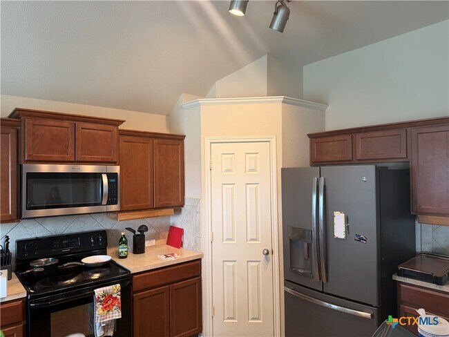 Building Photo - 5811 Alexandria Dr