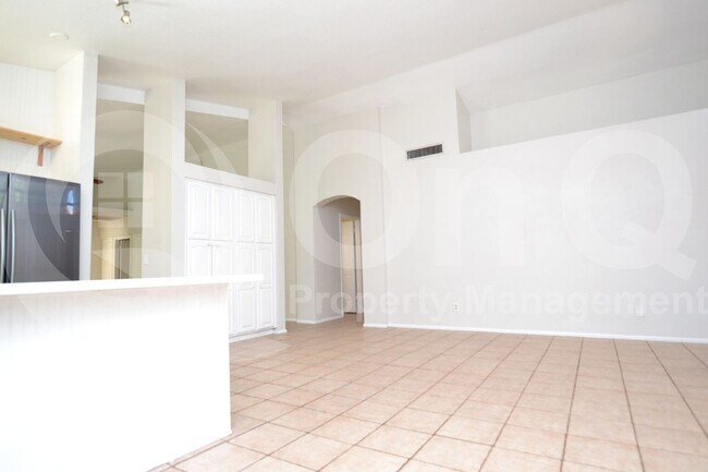 Building Photo - 2409 W Marlboro Dr