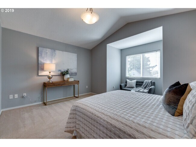 Building Photo - Modern & Move In Ready