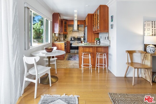 Building Photo - 1154 S Barrington Ave