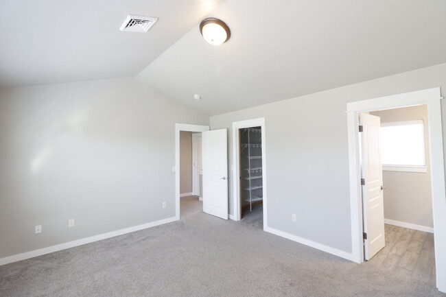 Building Photo - Charming 3-Bedroom Home with Designer Touc...