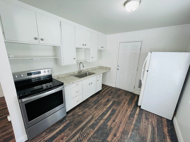 Building Photo - 2 bed 1 bath unit for rent in South Lake T...