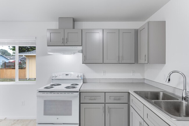 Building Photo - TWO BEDROOM ONE BATH APARTMENT IN LONGVIEW