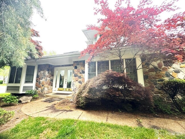 Primary Photo - 1 Crabapple Ct
