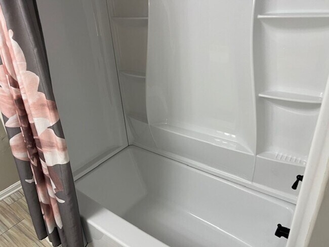 Building Photo - Spacious 2BR/2.5BA Condo in a Quiet HOA Community