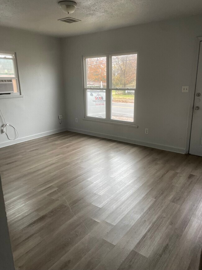 Building Photo - 113 W Ash St